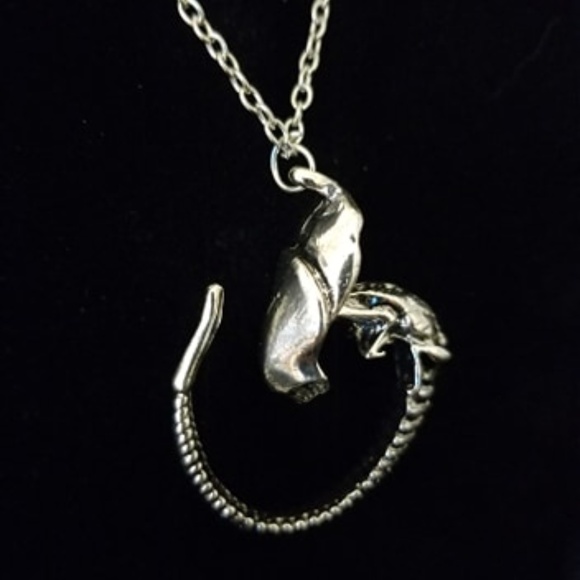 Baby Xenomorph Pendant Necklace - Creature from Alien - Silver color - New - Picture 3 of 7